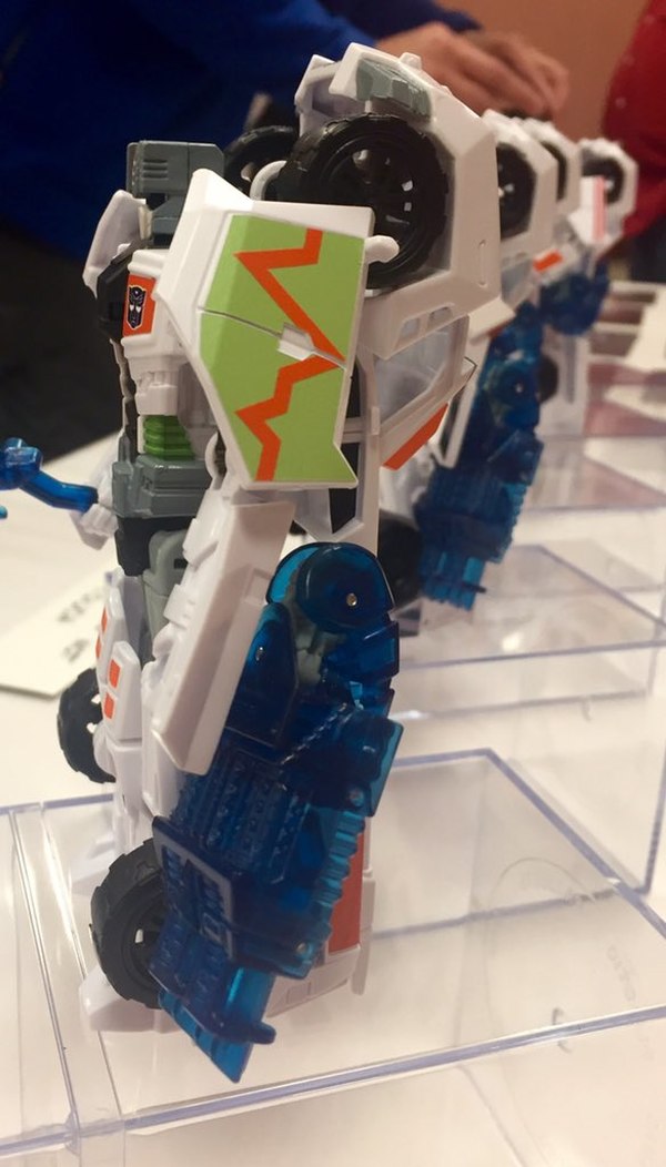 BotCon 2016   Medix  Doc Bot Custom Class Transformers Figure Images  (4 of 6)